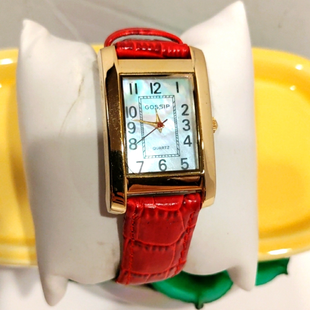 Gossip Quartz Wristwatch Red Leather Band